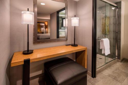 奥克兰奥克兰市中心万豪酒店的一间带梳妆台、镜子和凳子的浴室