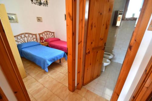 新福卡Casa vacanza vicino spiaggia-ll23的小房间设有床和卫生间