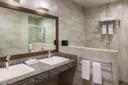 巴拿马城菲尼斯特雷巴拿马城万豪行政公寓 的浴室设有2个水槽和镜子