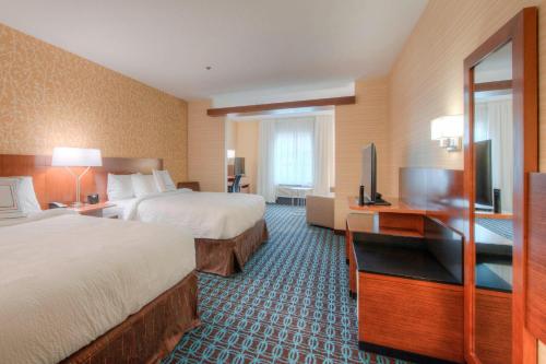 夏洛特万豪夏洛特机场费尔菲尔德客栈的酒店客房设有两张床和一台平面电视。