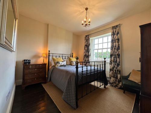 科克茅斯Ann's Hill的一间卧室设有一张床和一个窗口