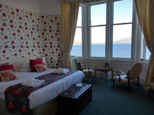 罗撒西阿迪讷宾馆的酒店客房,设有一张床铺,享有海景