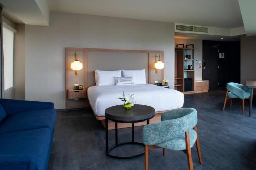 利马Fairfield by Marriott Lima Miraflores的酒店客房带一张床、一张桌子和椅子