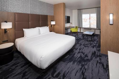 俄克拉何马城Fairfield Inn & Suites by Marriott Oklahoma City Downtown的酒店客房设有一张大床和一张书桌。