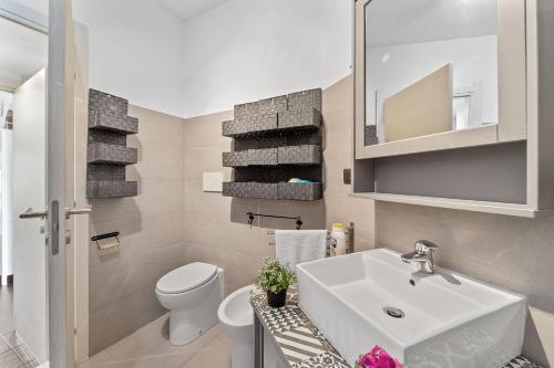 阿尔布斯Nonna Gina的浴室配有白色水槽和卫生间。