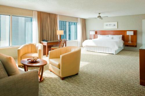匹兹堡The Westin Pittsburgh的大型酒店客房,配有床和椅子