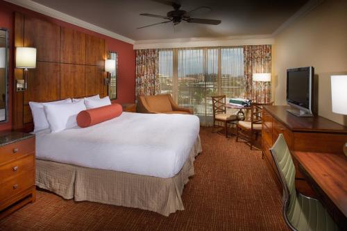 圣徒皮特海滩圣彼得堡金银岛万豪原住客栈的酒店客房设有一张大床和一台电视。