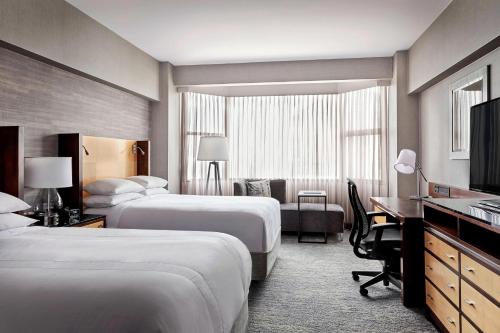 旧金山旧金山联合广场万豪酒店的酒店客房配有两张床和一张书桌