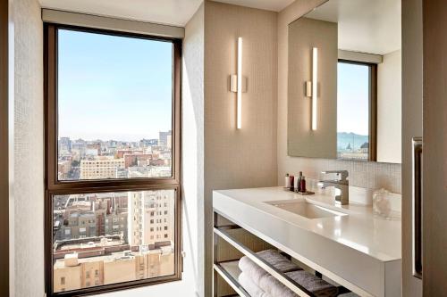 旧金山旧金山联合广场万豪酒店的一间带水槽和窗户的浴室