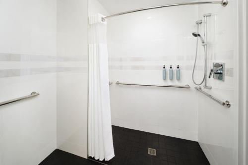 皇后区长岛市/纽约曼哈顿景观万怡酒店的带淋浴和浴帘的浴室