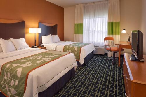 拉勒米迈瑞亚特拉瑞米费尔菲尔德客栈的酒店客房设有两张床、一张桌子和一台电视。