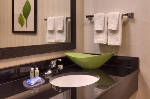拉勒米迈瑞亚特拉瑞米费尔菲尔德客栈的浴室配有盥洗盆、镜子和毛巾