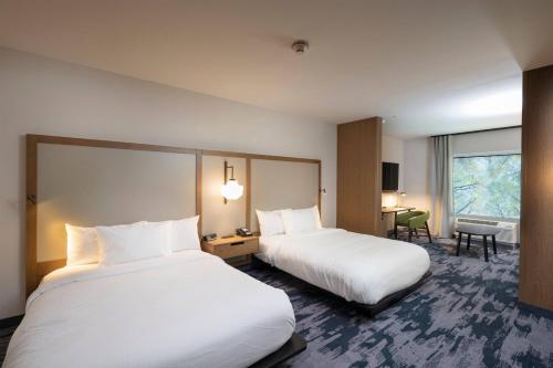 阿卡德尔菲亚Fairfield Inn & Suites Arkadelphia的酒店客房配有两张床和一张书桌