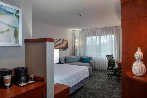 古德利茨维尔纳什维尔古德利茨维尔万怡酒店的酒店客房配有一张床、一张桌子和一把椅子。