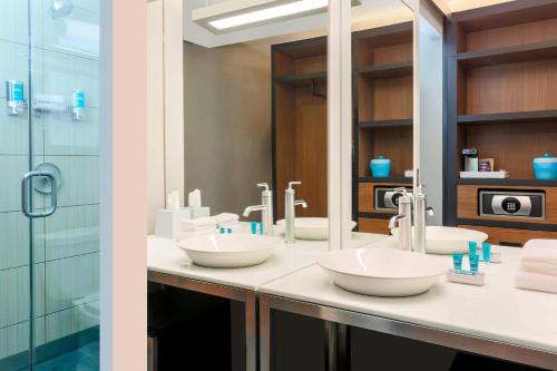 纽约哈莱姆雅乐轩酒店的一间带两个盥洗盆和淋浴的浴室