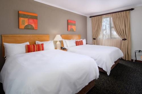 波罗瓜尼波罗克瓦尼地标万豪Protea酒店的酒店客房设有两张床和窗户。
