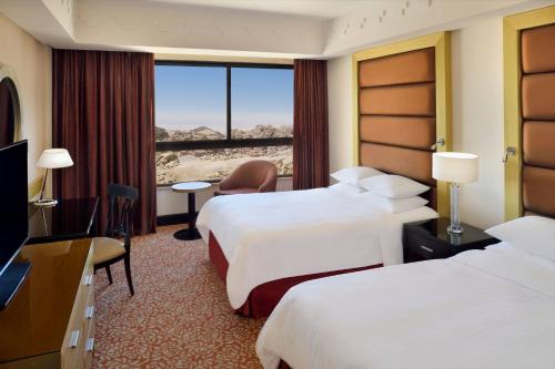 瓦迪穆萨佩特拉万豪酒店的酒店客房设有两张床和窗户。