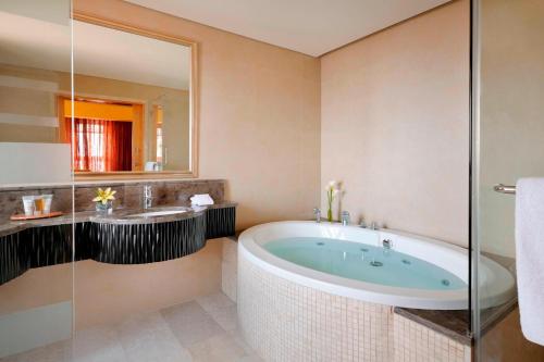 瓦迪穆萨佩特拉万豪酒店的带浴缸和盥洗盆的浴室