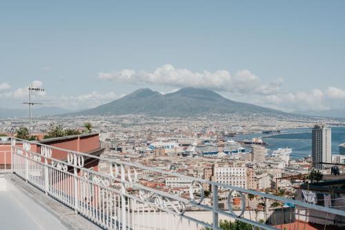 那不勒斯Vista Napoli Residence by Casa Napoletana的享有以山为背景的城市美景
