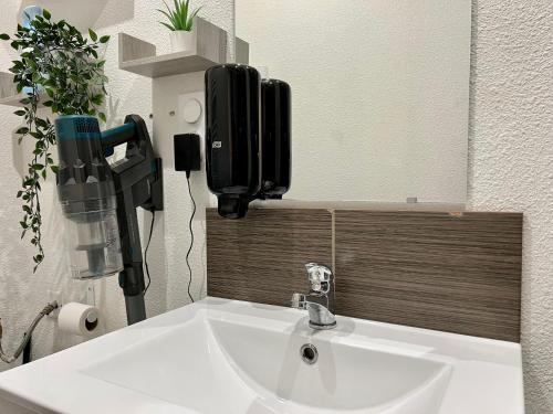 克莱蒙费朗STUDIO Av MARX DORMOY CLERMONT CENTRE B的浴室设有白色水槽和镜子