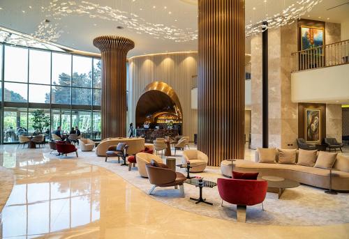 伊斯坦布尔伊斯坦布尔洲际酒店的大楼内一个带沙发和椅子的大堂