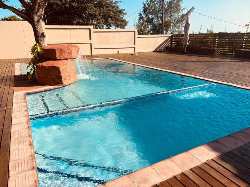 普拉伊拉多比莱尼Casa Conforto Bilene的后院的游泳池,喷泉