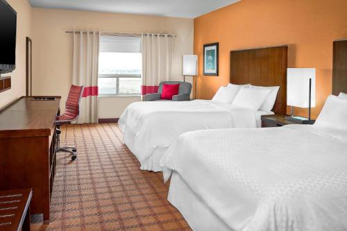 埃德蒙顿埃德蒙顿机场福朋喜来登酒店的酒店客房配有两张床和一张书桌