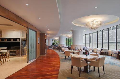 吉隆坡吉隆坡威斯汀酒店的一间带桌椅和钢琴的餐厅