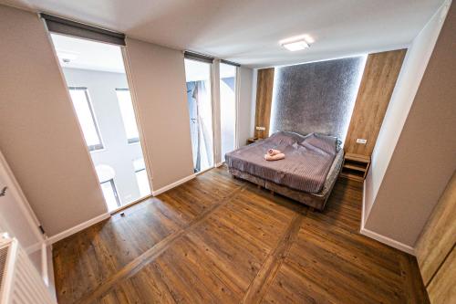 格但斯克Euro Apartments Szafarnia Delux的一间设有床铺的卧室,位于带窗户的房间内