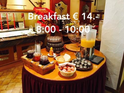 维安登Bed & Breakfast du Château的桌子上放着搅拌机,上面放着一些食物