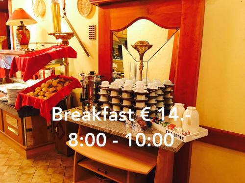 维安登Bed & Breakfast du Château的厨房配有带杯子和搅拌机的桌子