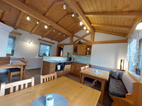 Pichl bei Aussee瓦格纳霍夫农庄的大型厨房和带木制天花板的用餐室