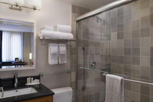 纽约纽约曼哈顿/第五大道万豪费尔菲尔德酒店的带淋浴、卫生间和盥洗盆的浴室