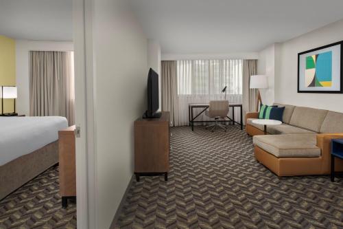 华盛顿华盛顿/吉博波特姆万豪原住客栈的酒店客房设有床和客厅。