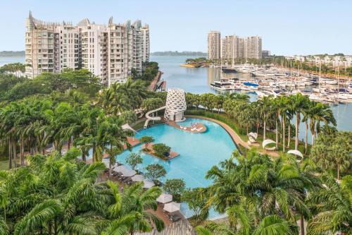 新加坡W Singapore - Sentosa Cove的享有棕榈树度假村游泳池的空中景致