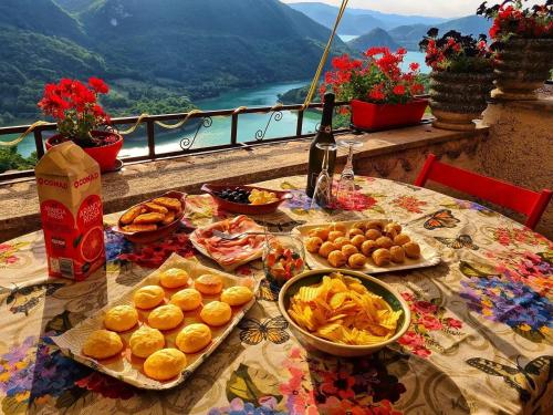 PaganicoLa Casa Sul Fiordo Lago del Turano的一张桌子,上面放着盘子,享有美景