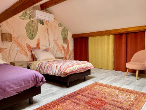 布里尼奥勒LES TERRASSES DE VALERIAN的一间卧室配有两张床和椅子
