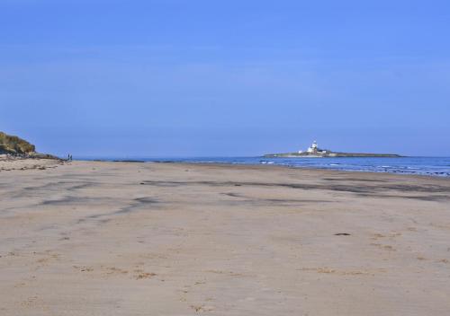 安布尔Beach View Cottage的一片空旷的海滩,背靠大海