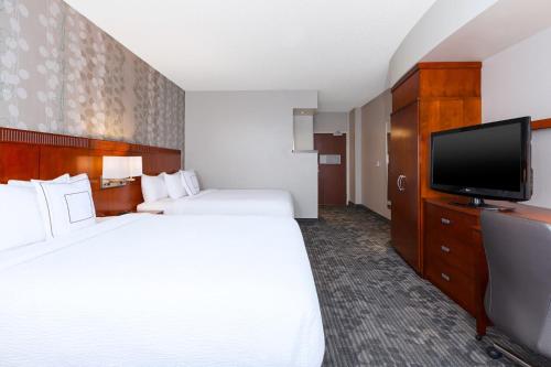 史密斯堡史密斯堡市中心万怡酒店的酒店客房设有两张床和一台平面电视。