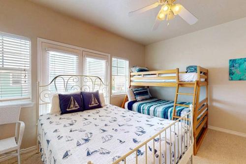 阿兰瑟斯港Chic 3 BR Home With Pool and Hot Tub的一间卧室配有一张床和一张双层床。