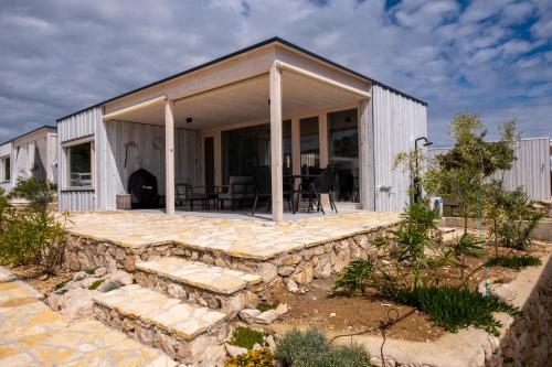 帕科坦Buqez resort Drage, villa Vita 50的一座带石墙和庭院的房子