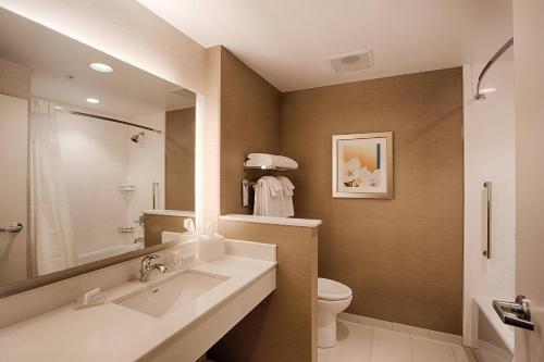 克利尔沃特克利尔沃特海滩万豪费尔菲尔德套房酒店的一间带水槽、卫生间和镜子的浴室