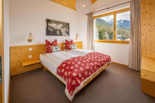 格雷兴阿克提弗汉尼加尔普Spa酒店的一间卧室设有一张大床和一个窗户。