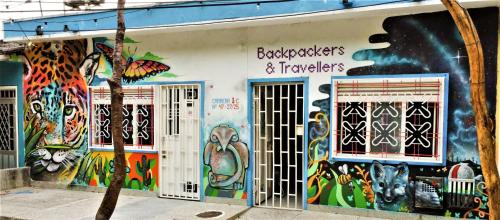 内瓦Backpackers And Travellers Hostel的建筑的侧面涂鸦