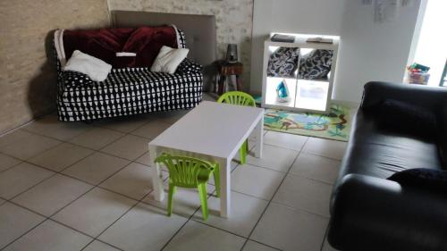 阿村阿奎度西恩尼度假屋的客厅配有白色桌子和沙发