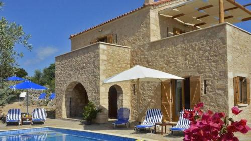 阿尔梅尼Villa Amalthiea的游泳池旁带椅子和遮阳伞的房子
