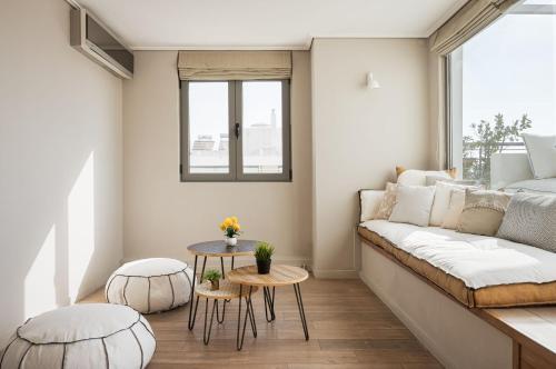 雅典Glyfada Luxury Living的带沙发和窗户的客厅