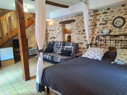 Châtres-sur-Cher谢河畔沙特雷住宿加早餐旅馆的一间卧室配有一张床和一个沙发