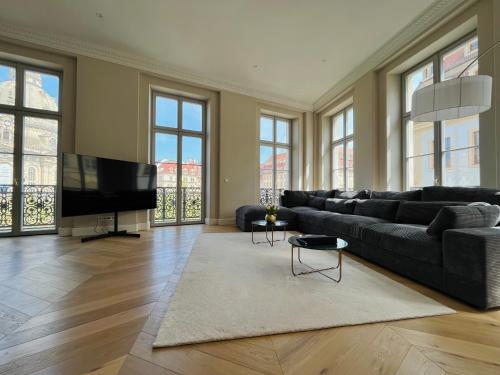德累斯顿Luxury Home / 3-Raum-Suite an der Frauenkirche / 4的带沙发和平面电视的客厅