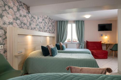 滨海利翁海狮酒店的酒店客房,设有两张床和一张红色椅子